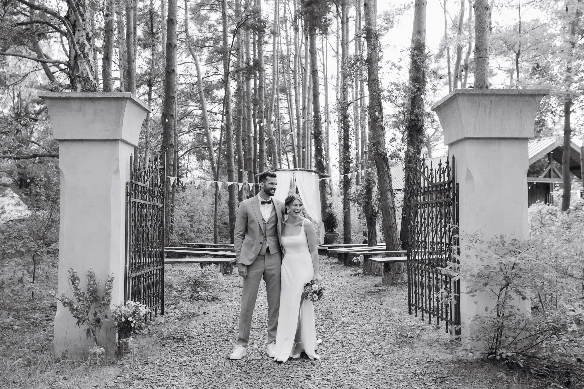Hochzeit Framhouse Wandlitz, Freie Trauung, Hochzeitsfotografin Berlin, Emotionale ;Momente, Authentische Hochzeitsfotografie, Brautpaarshooting, Brautpaar stehend, lässig, Tor 