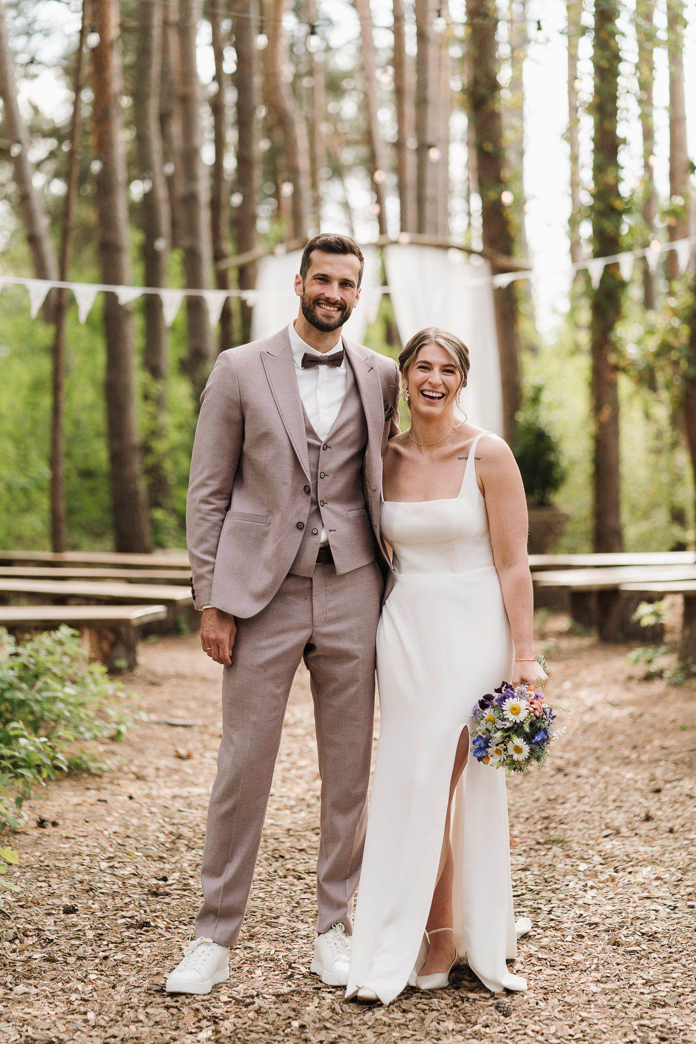 Hochzeit Framhouse Wandlitz, Freie Trauung, Hochzeitsfotografin Berlin, Emotionale ;Momente, Authentische Hochzeitsfotografie, Brautpaarshooting, Brautpaar lachend 
