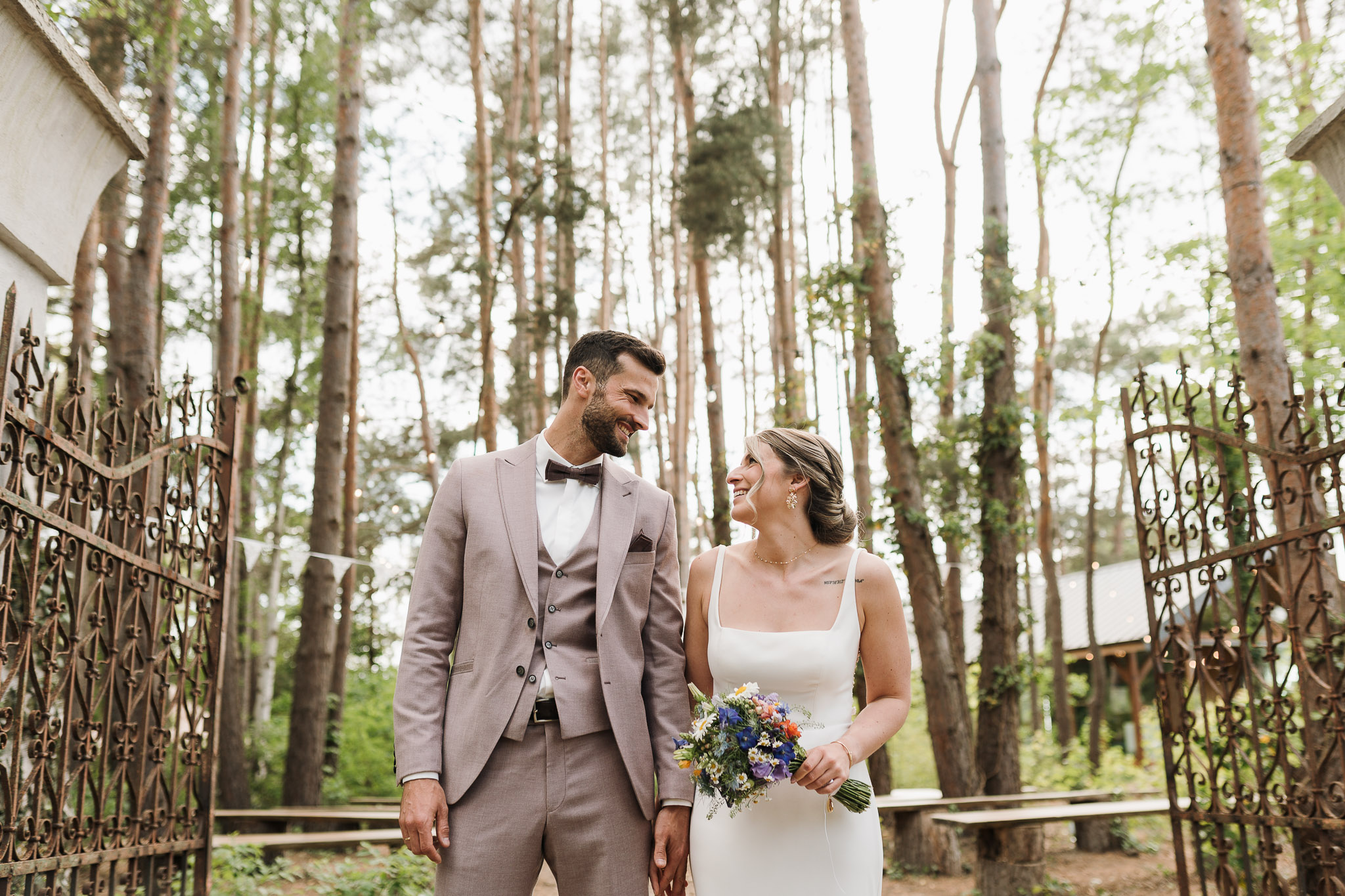 Hochzeit Framhouse Wandlitz, Freie Trauung, Hochzeitsfotografin Berlin, Emotionale ;Momente, Authentische Hochzeitsfotografie, Brautpaarshooting, Brautpaar schaut sich an