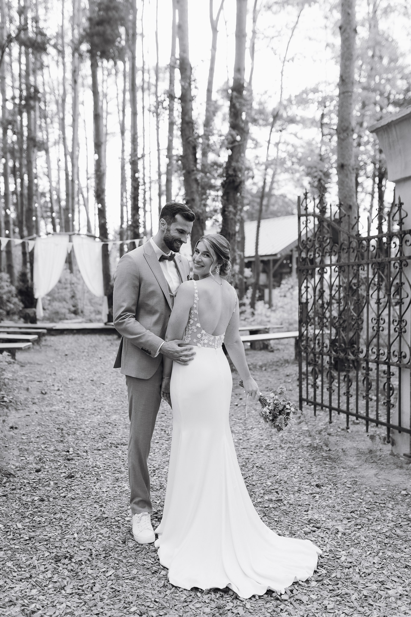 Hochzeit Framhouse Wandlitz, Freie Trauung, Hochzeitsfotografin Berlin, Emotionale ;Momente, Authentische Hochzeitsfotografie, Brautpaarshooting, Brautpaar stehend, schöner Rücken Brautkleid 