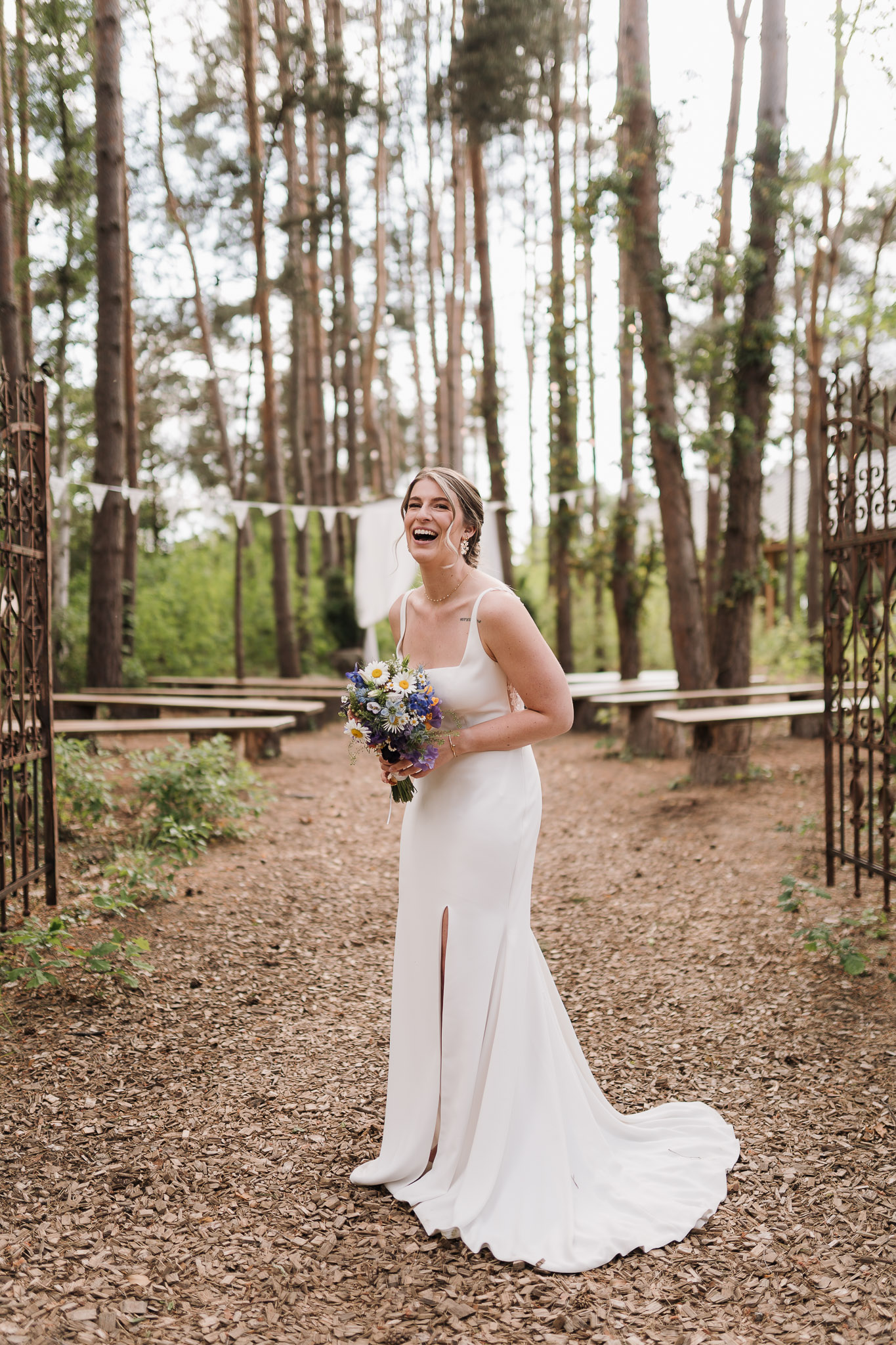 Hochzeit Framhouse Wandlitz, Freie Trauung, Hochzeitsfotografin Berlin, Emotionale ;Momente, Authentische Hochzeitsfotografie, Brautpaarshooting, Brautportrait , Braut lacht  
