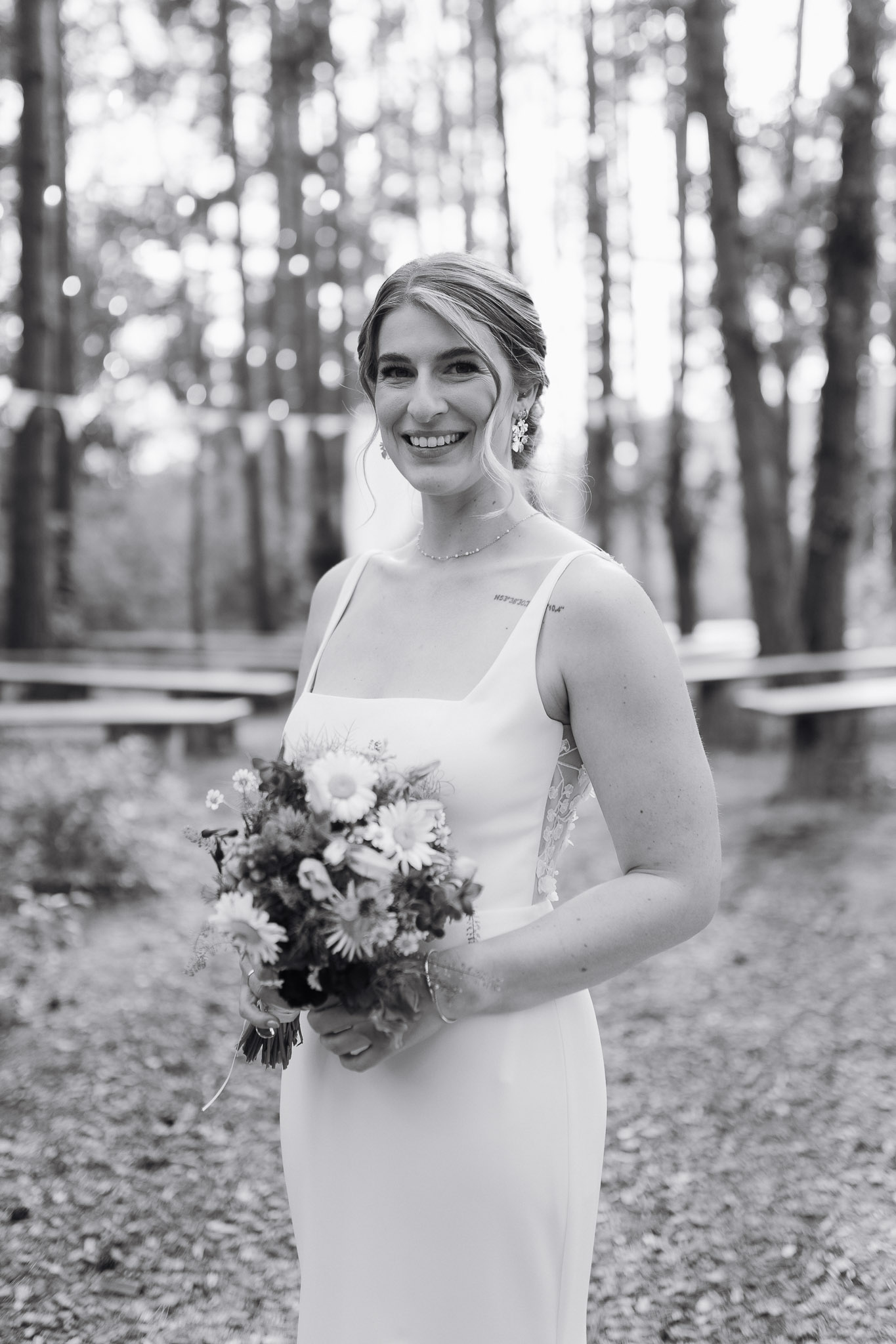 Hochzeit Framhouse Wandlitz, Freie Trauung, Hochzeitsfotografin Berlin, Emotionale ;Momente, Authentische Hochzeitsfotografie, Brautpaarshooting, Braut lachend, Portarit