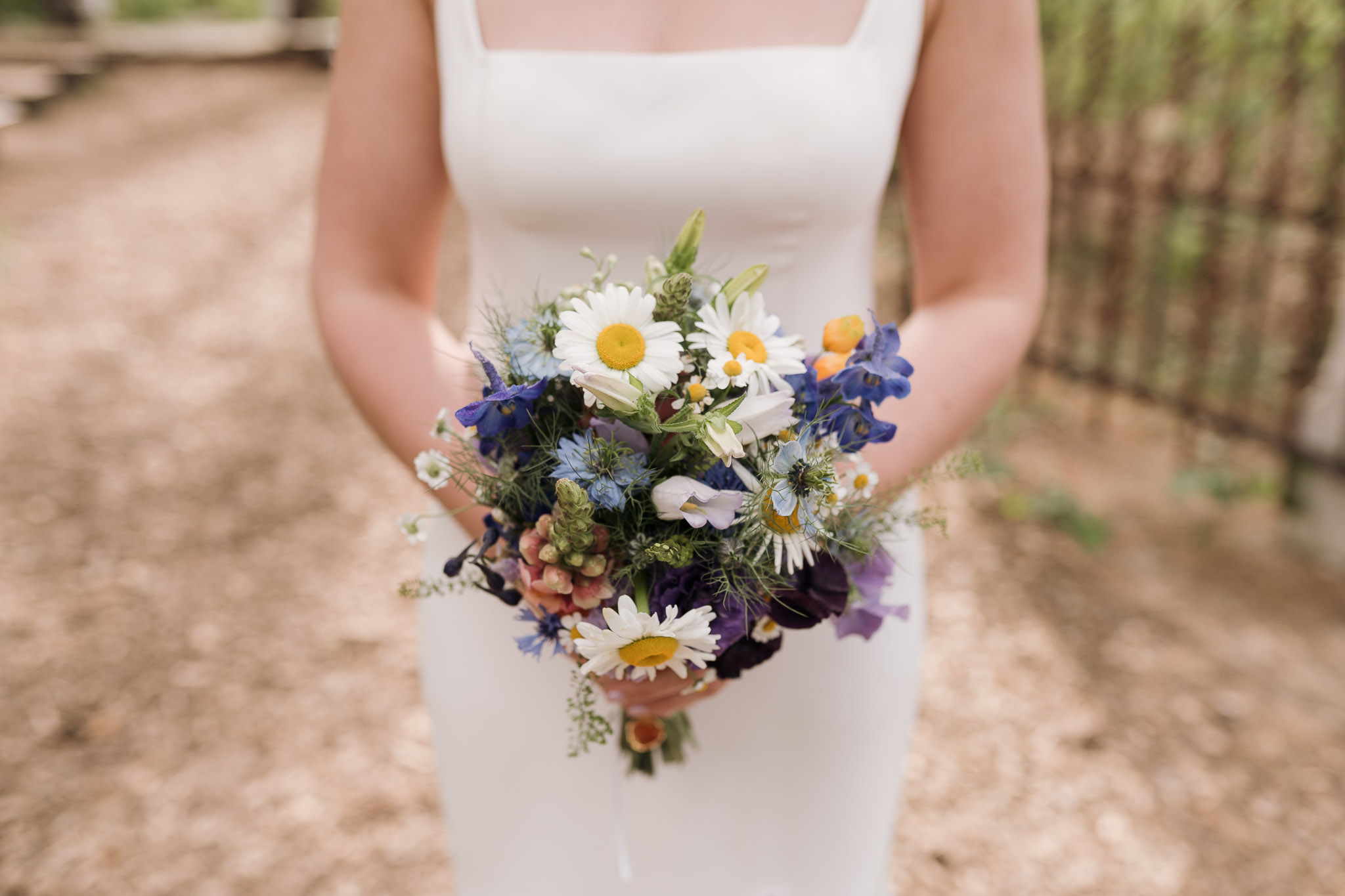 Hochzeit Framhouse Wandlitz, Freie Trauung, Hochzeitsfotografin Berlin, Emotionale ;Momente, Authentische Hochzeitsfotografie, Brautpaarshooting, Brautstrauß