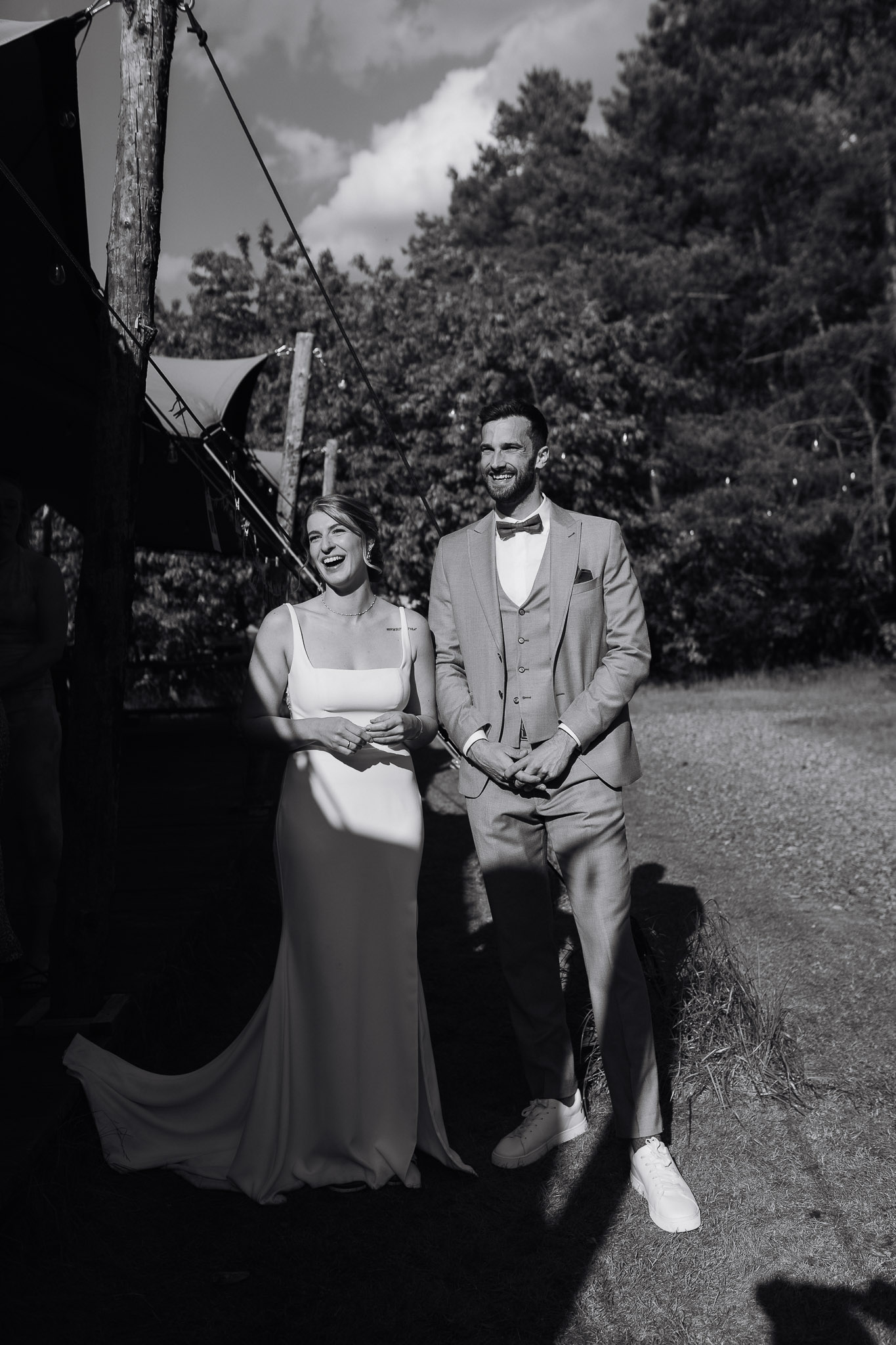 Hochzeit Framhouse Wandlitz, Freie Trauung, Hochzeitsfotografin Berlin, Emotionale ;Momente, Authentische Hochzeitsfotografie, Rede, Brautpaar lachend  