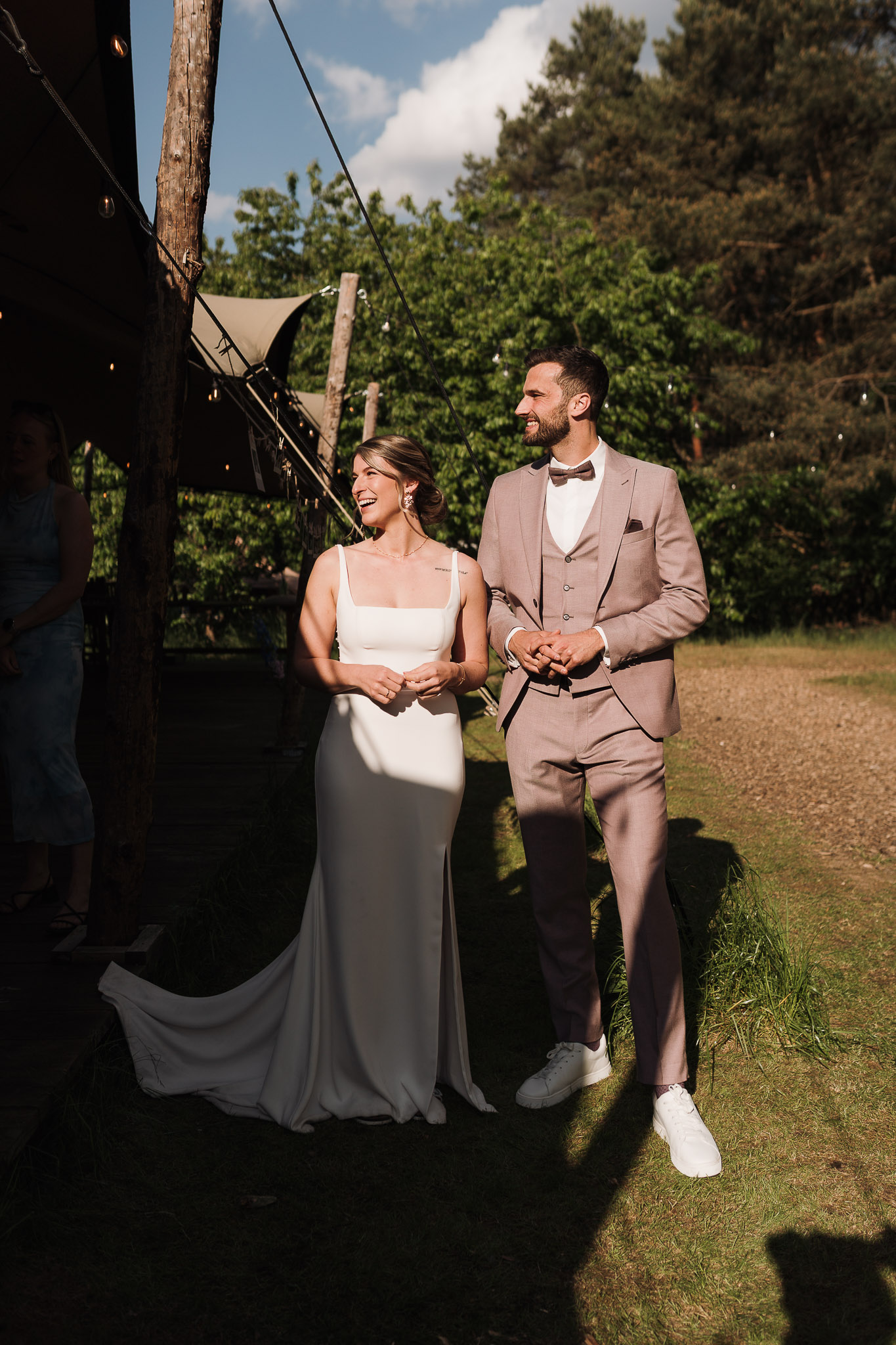 Hochzeit Framhouse Wandlitz, Freie Trauung, Hochzeitsfotografin Berlin, Emotionale ;Momente, Authentische Hochzeitsfotografie, Rede, Brautpaar lachend  