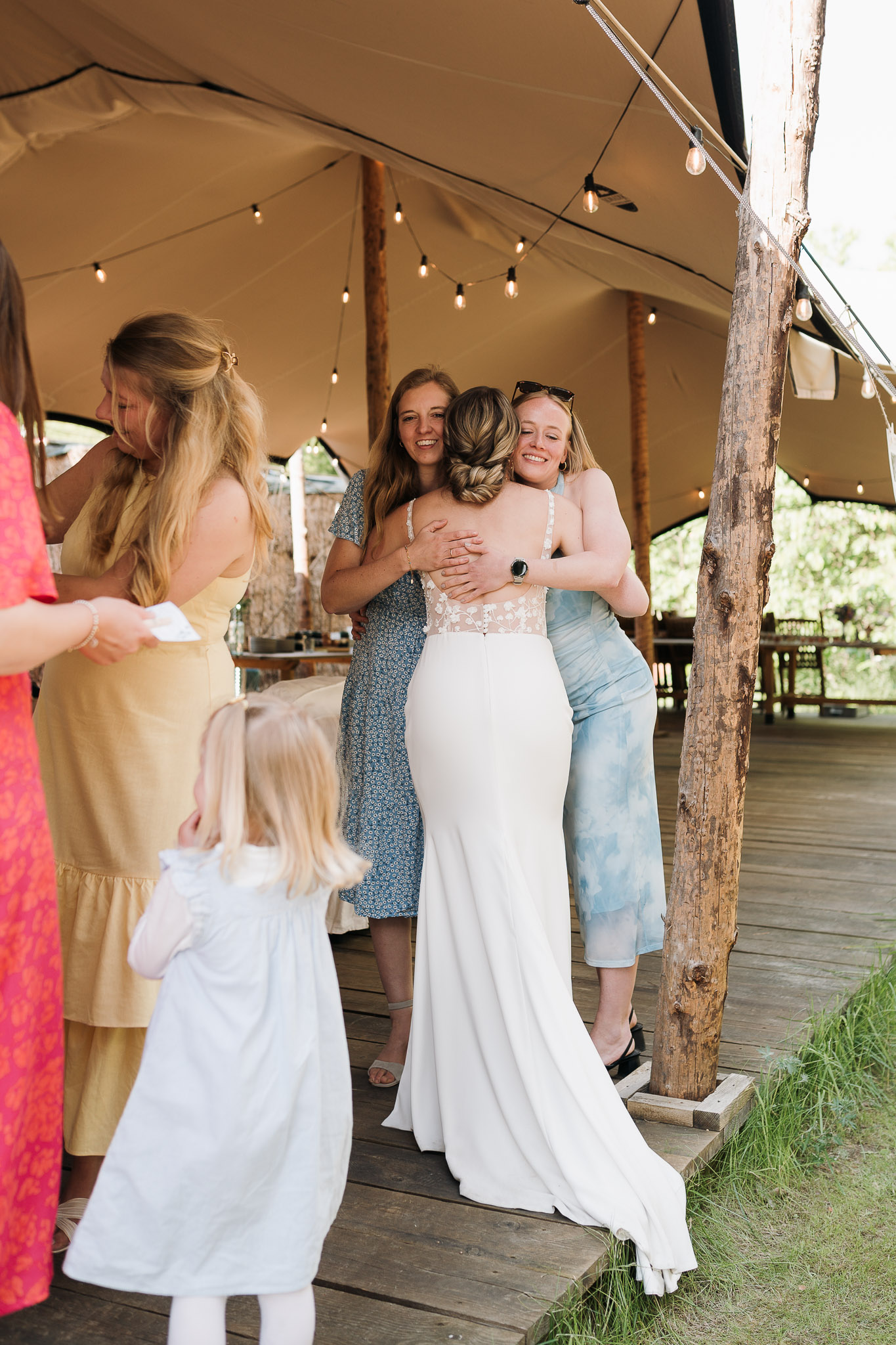 Hochzeit Framhouse Wandlitz, Freie Trauung, Hochzeitsfotografin Berlin, Emotionale ;Momente, Authentische Hochzeitsfotografie, Umarmung Gäste, Reportagefotografie