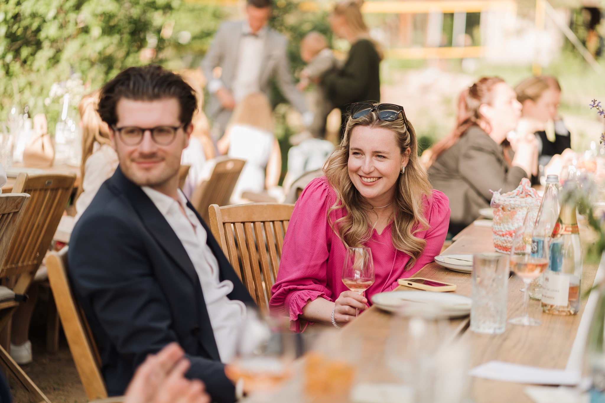 Hochzeit Framhouse Wandlitz, Freie Trauung, Hochzeitsfotografin Berlin, Emotionale ;Momente, Authentische Hochzeitsfotografie, Gäste, Reportagefotografie, Grupenbild, lachen