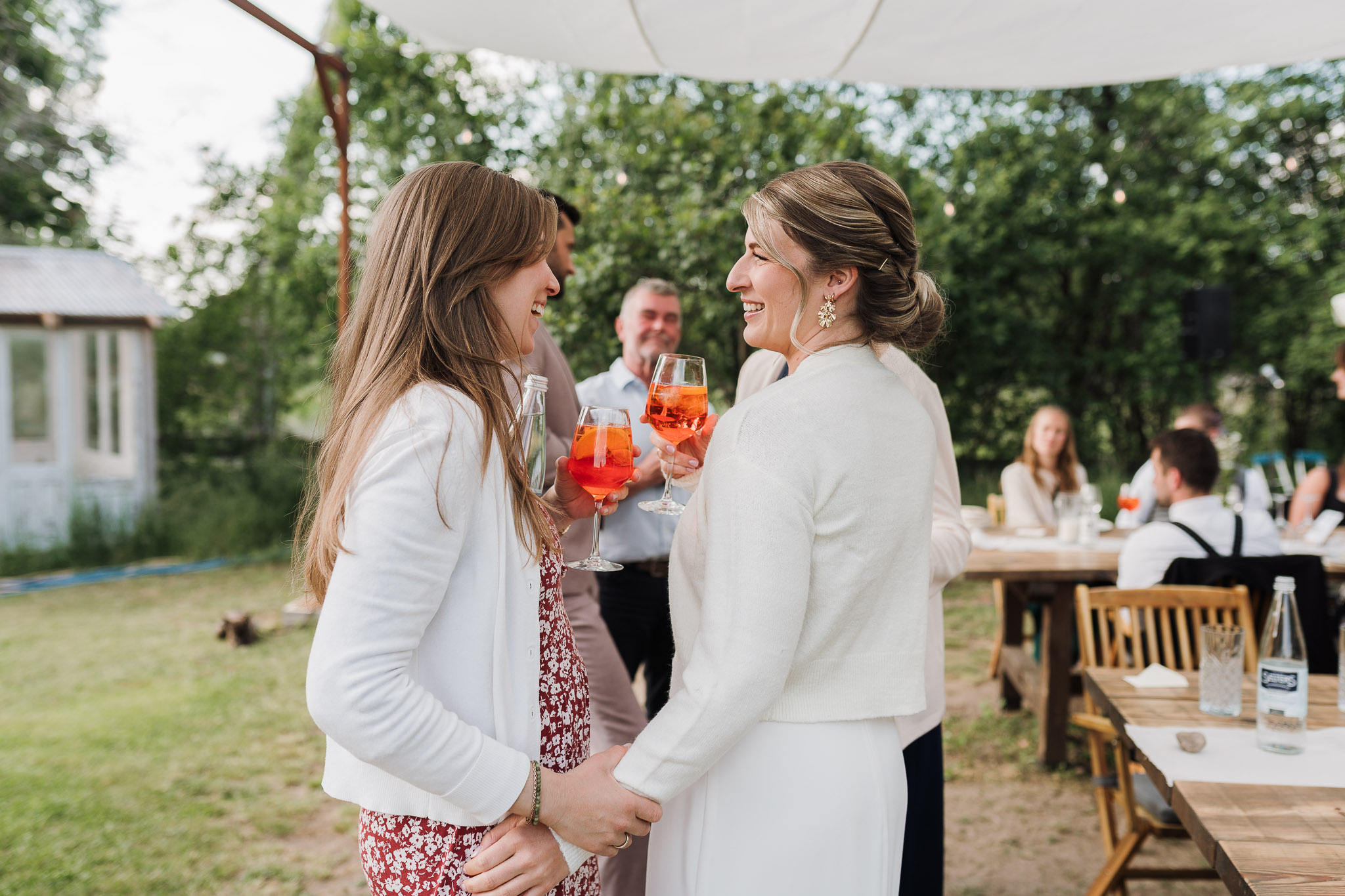 Hochzeit Framhouse Wandlitz, Freie Trauung, Hochzeitsfotografin Berlin, Emotionale ;Momente, Authentische Hochzeitsfotografie, Gäste, Reportagefotografie,