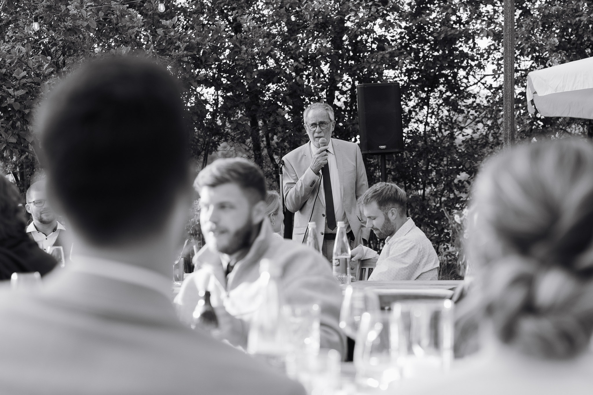 Hochzeit Framhouse Wandlitz, Freie Trauung, Hochzeitsfotografin Berlin, Emotionale ;Momente, Authentische Hochzeitsfotografie, Gäste, Reportagefotografie, Rede, Brautvater