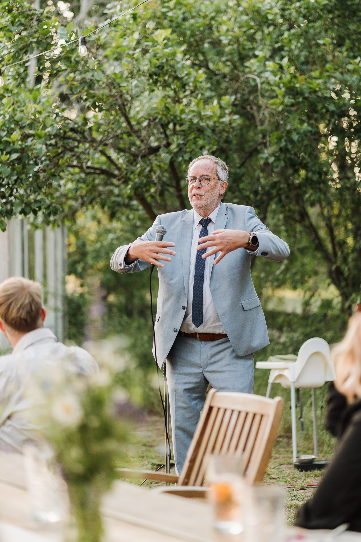 Hochzeit Framhouse Wandlitz, Freie Trauung, Hochzeitsfotografin Berlin, Emotionale ;Momente, Authentische Hochzeitsfotografie, Gäste, Reportagefotografie, Rede, Brautvater
