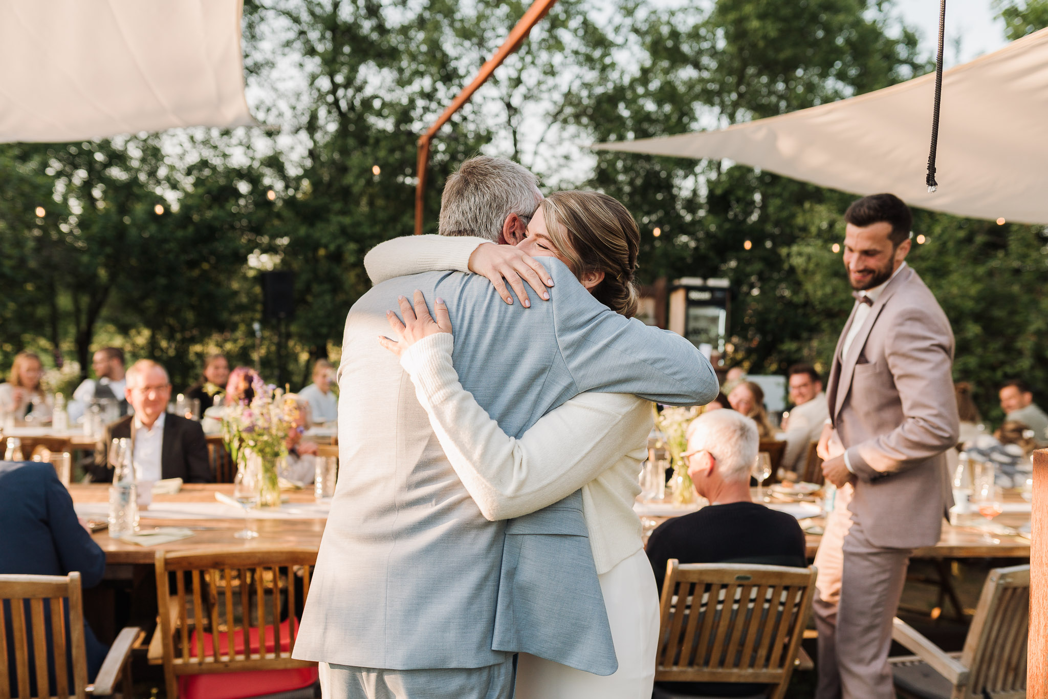 Hochzeit Framhouse Wandlitz, Freie Trauung, Hochzeitsfotografin Berlin, Emotionale ;Momente, Authentische Hochzeitsfotografie, Gäste, Reportagefotografie, Rede, Umarmung Brautvater