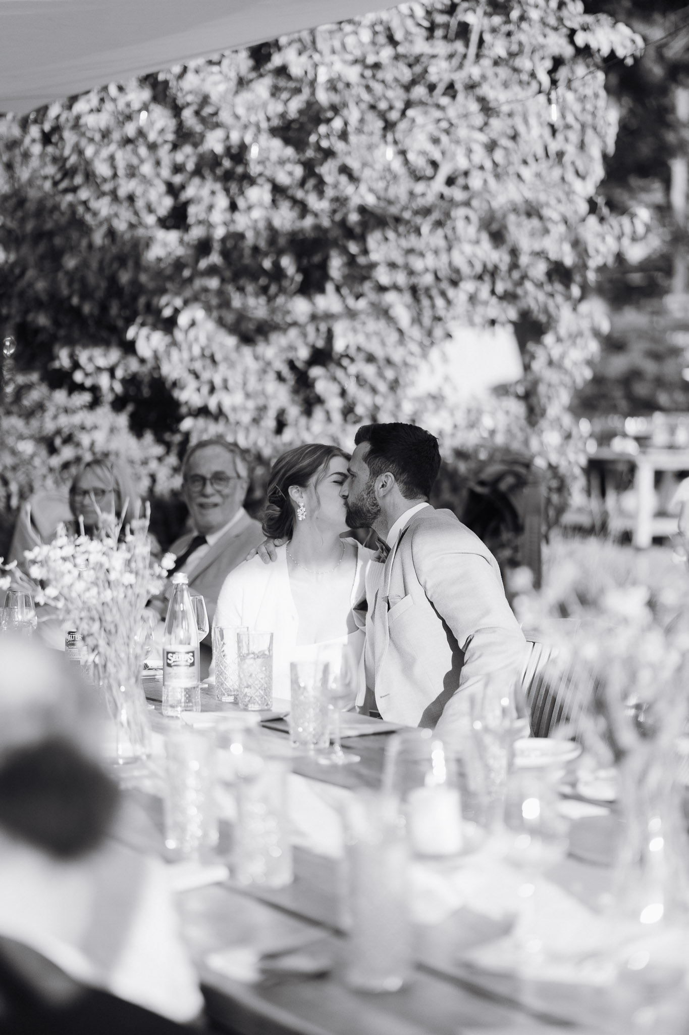 Hochzeit Framhouse Wandlitz, Freie Trauung, Hochzeitsfotografin Berlin, Emotionale ;Momente, Authentische Hochzeitsfotografie, Gäste, Reportagefotografie, Rede, Kuss Brautpaar