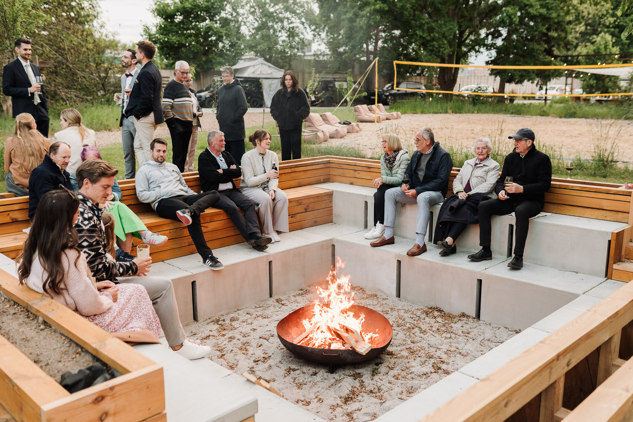 Hochzeit Framhouse Wandlitz, Freie Trauung, Hochzeitsfotografin Berlin, Emotionale ;Momente, Authentische Hochzeitsfotografie, Gäste, Reportagefotografie, Feuerschale