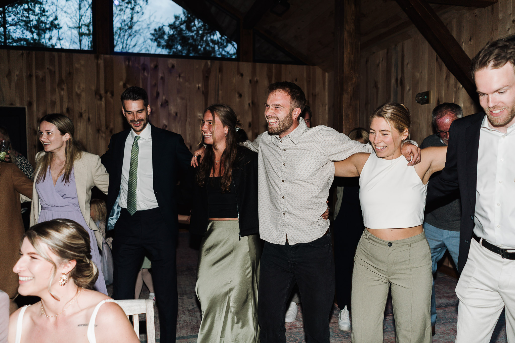 Hochzeit Framhouse Wandlitz, Freie Trauung, Hochzeitsfotografin Berlin, Emotionale ;Momente, Authentische Hochzeitsfotografie, Location, Reportagefotografie, Abendlicht, Brautpaarfoto, Tanzfläche, Sirtaki