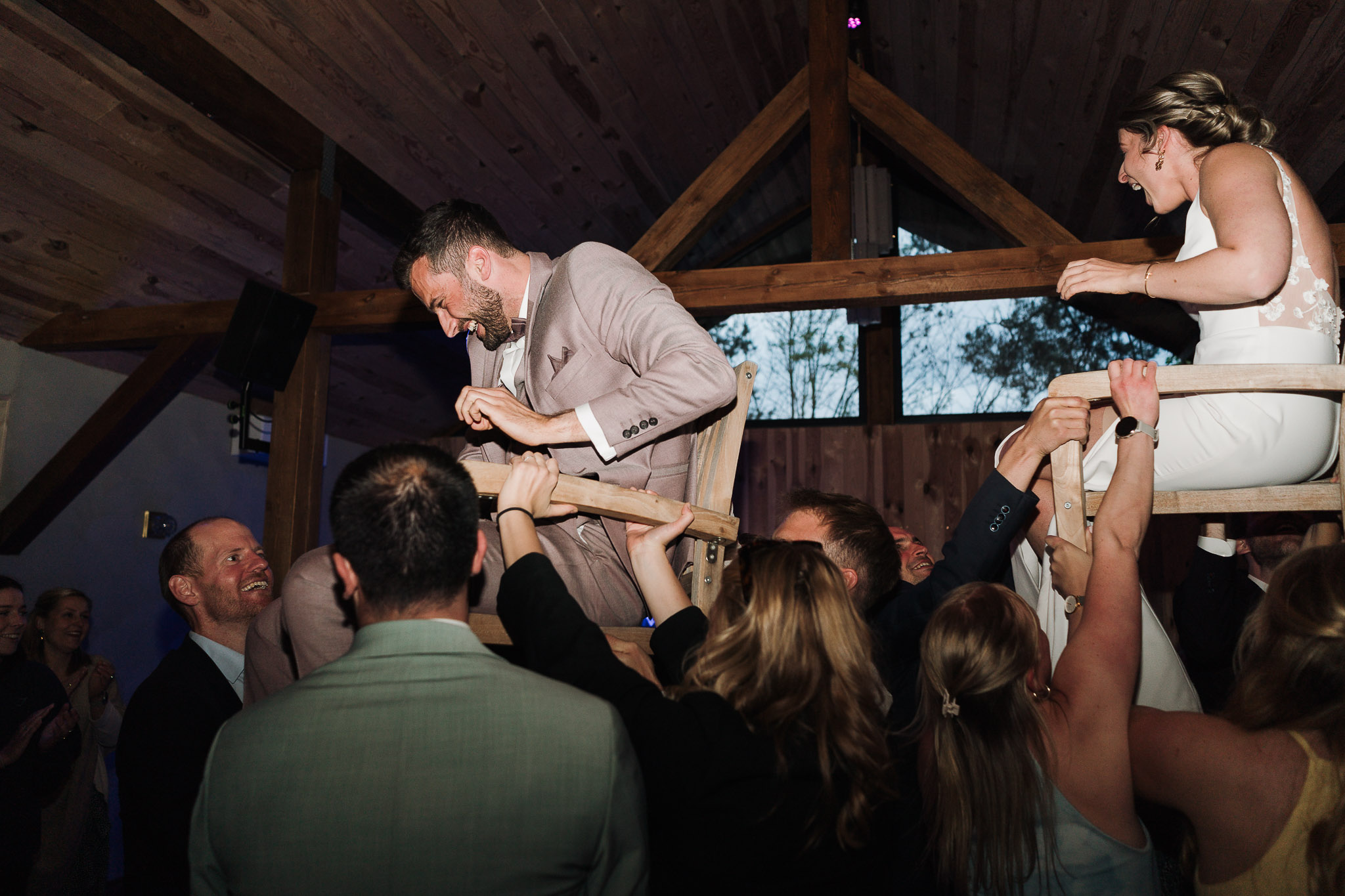 Hochzeit Framhouse Wandlitz, Freie Trauung, Hochzeitsfotografin Berlin, Emotionale ;Momente, Authentische Hochzeitsfotografie, Location, Reportagefotografie, Abendlicht, Brautpaarfoto, Tanzfläche, Sirtaki, Brautpaar wird auf Stühlen hochgehoben