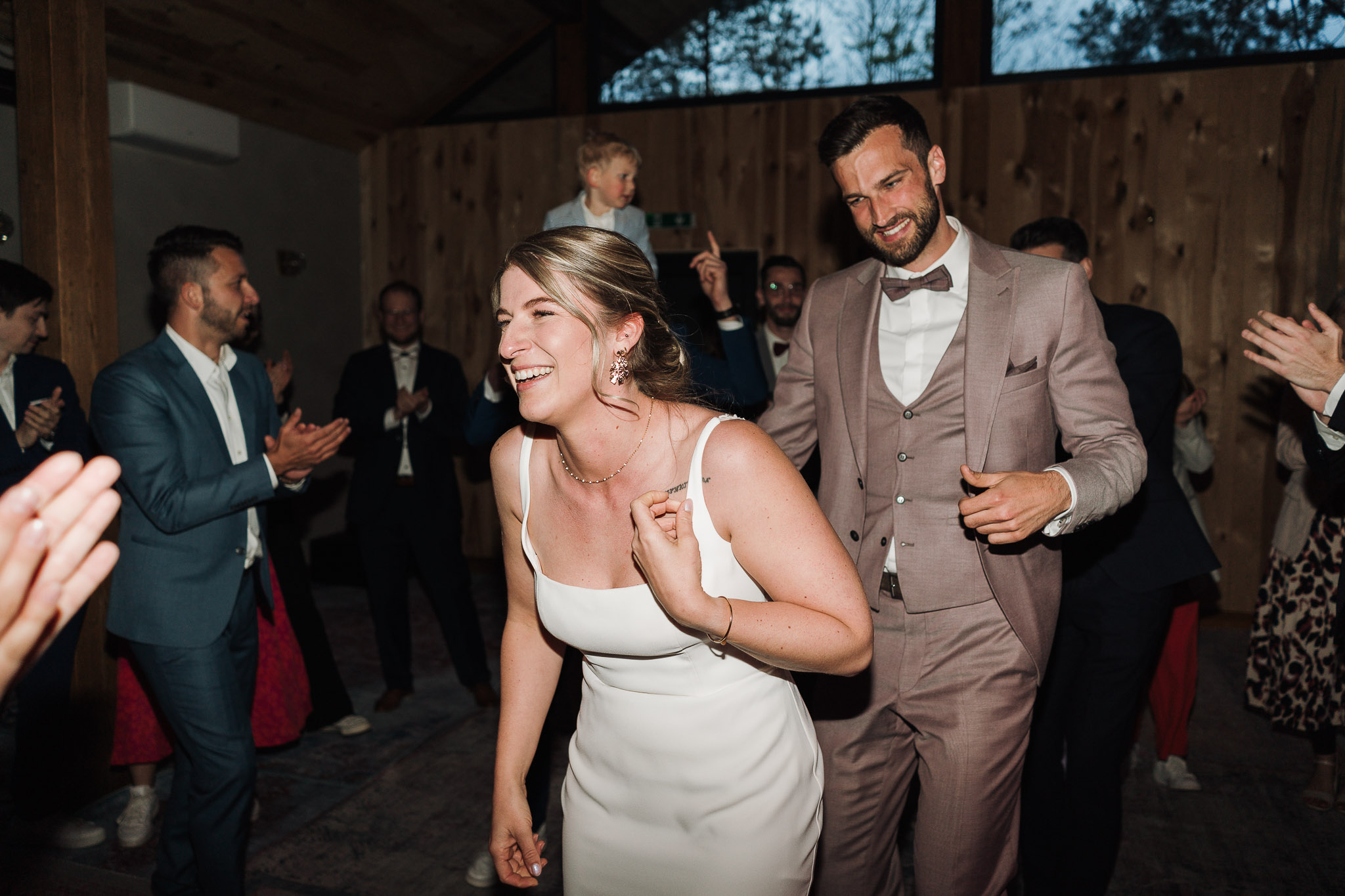 Hochzeit Framhouse Wandlitz, Freie Trauung, Hochzeitsfotografin Berlin, Emotionale ;Momente, Authentische Hochzeitsfotografie, Location, Reportagefotografie, Abendlicht, Brautpaarfoto, Tanzfläche, Sirtaki, Brautpaar lachend