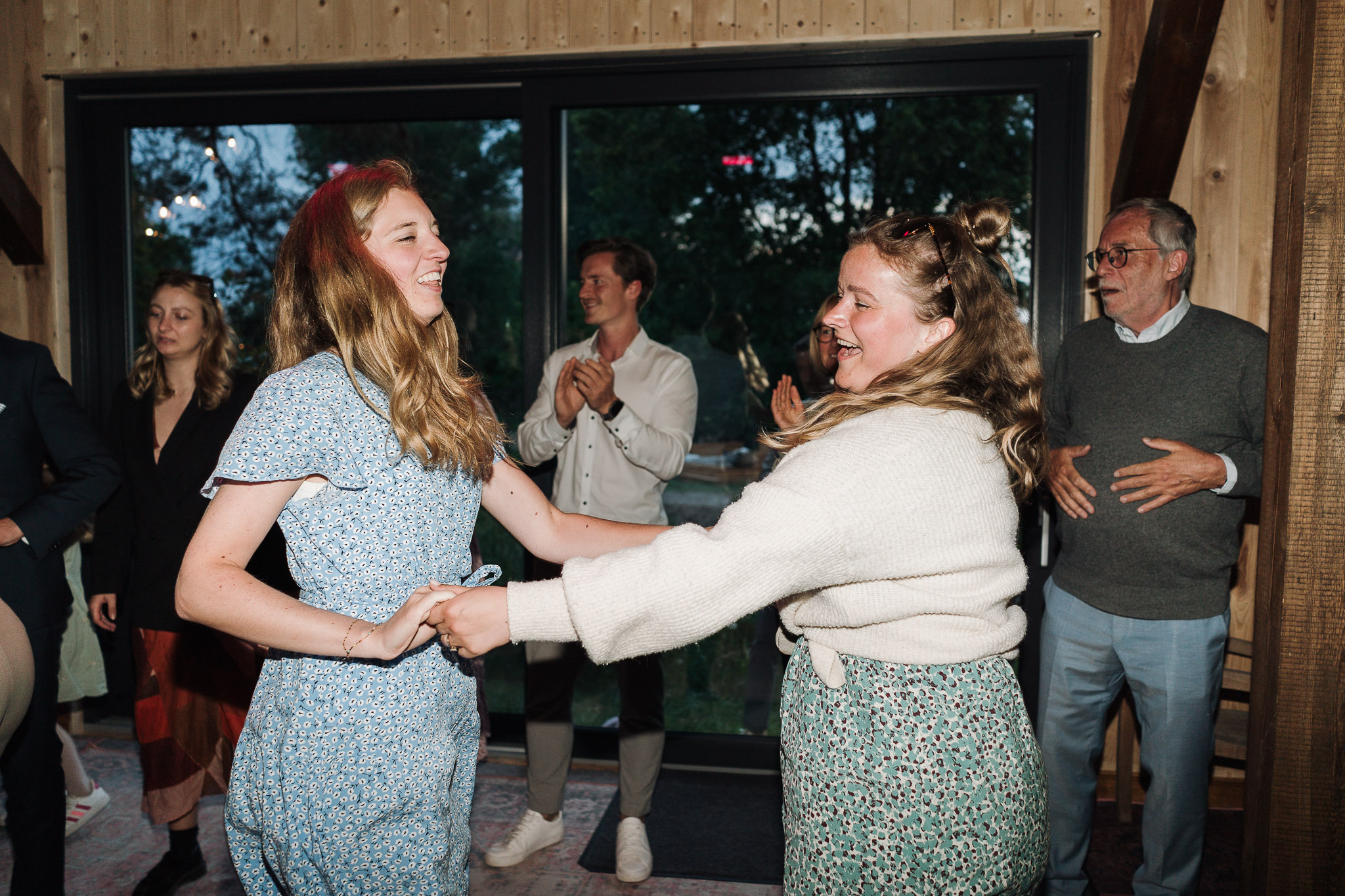 Hochzeit Framhouse Wandlitz, Freie Trauung, Hochzeitsfotografin Berlin, Emotionale ;Momente, Authentische Hochzeitsfotografie, Location, Reportagefotografie, Tanzfläche, Party-Fotografie