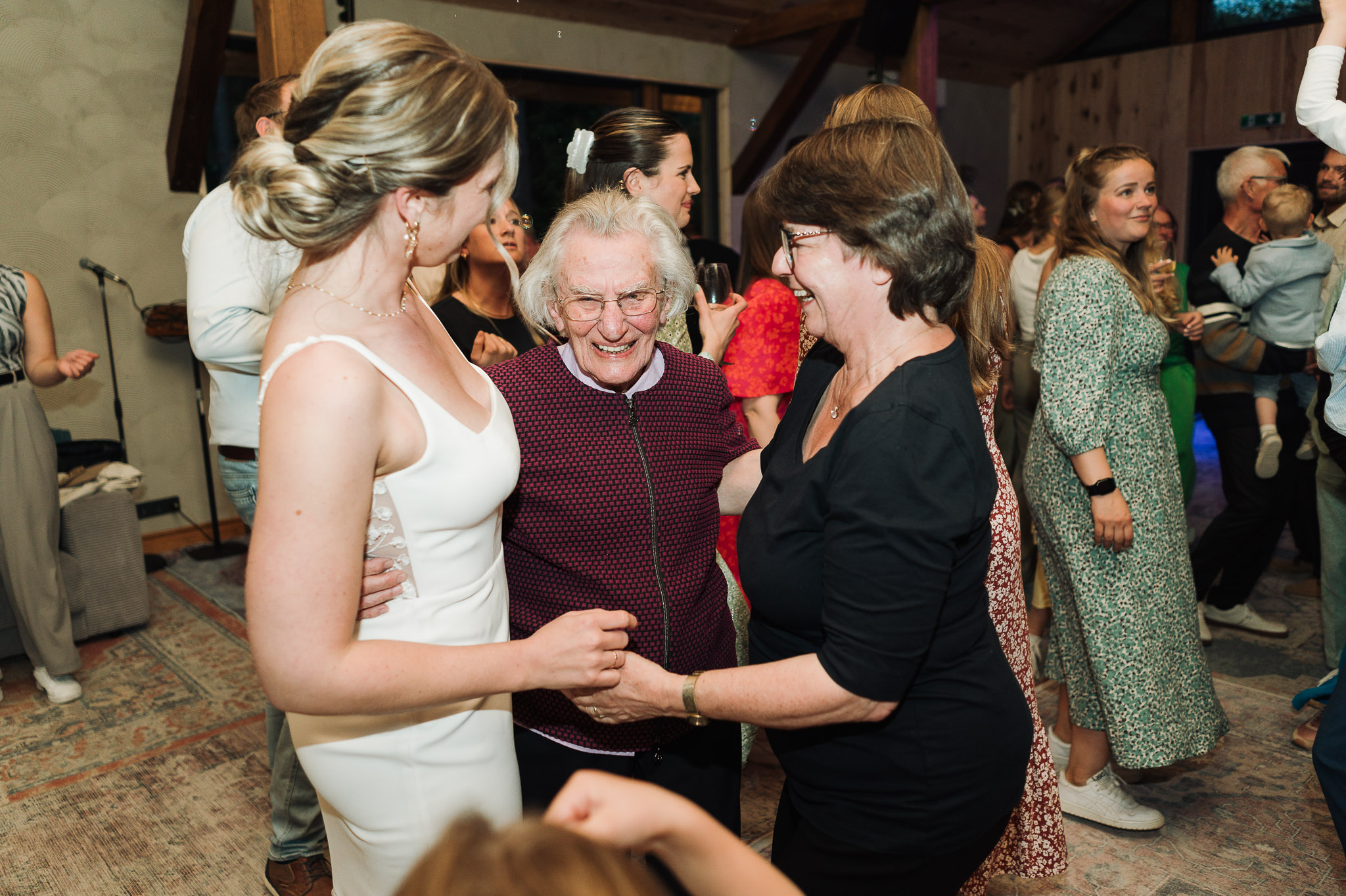 Hochzeit Framhouse Wandlitz, Freie Trauung, Hochzeitsfotografin Berlin, Emotionale ;Momente, Authentische Hochzeitsfotografie, Location, Reportagefotografie, Abendlicht, Brautpaarfoto, Tanzfläche, Braut mit Oma