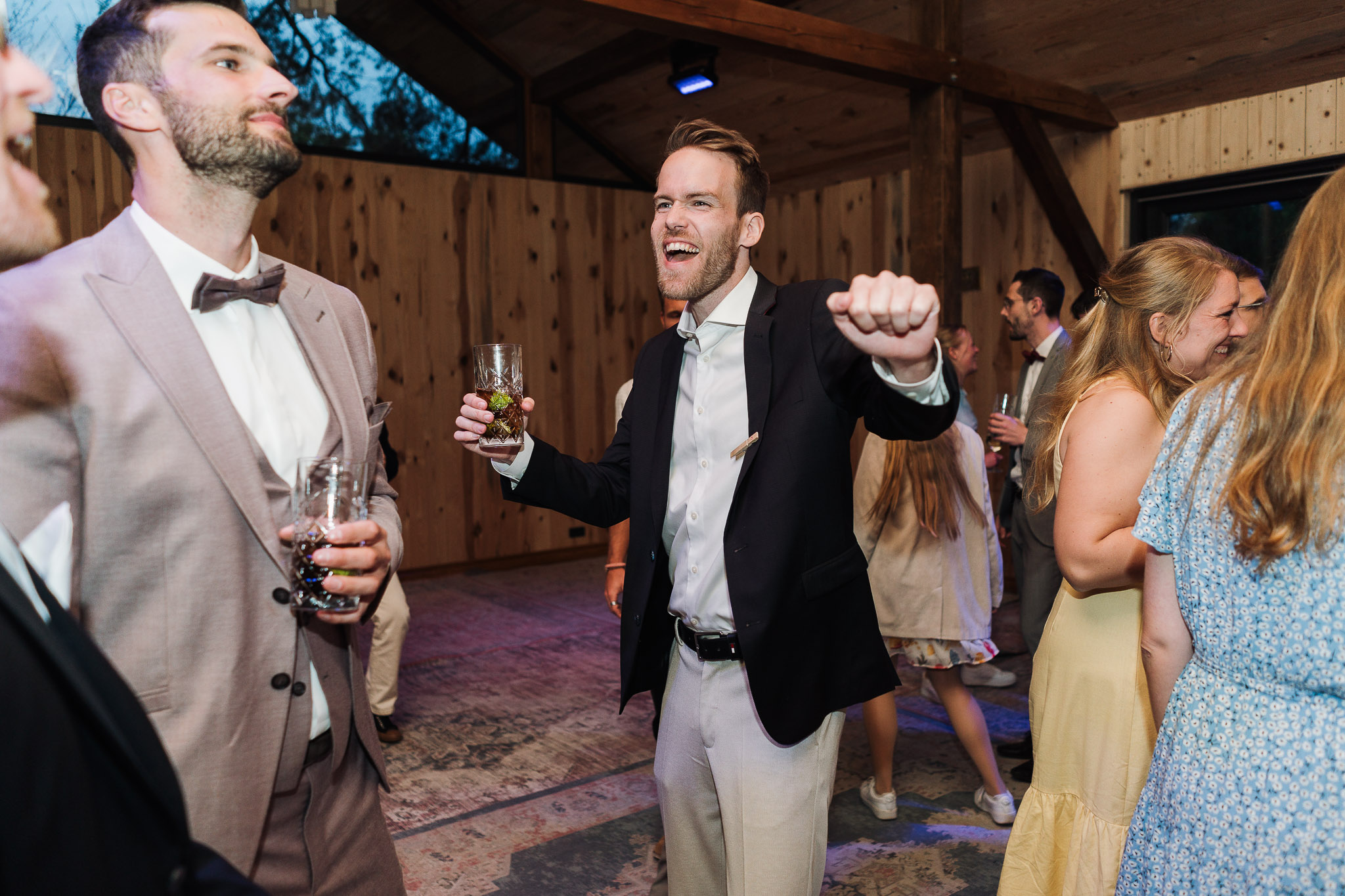 Hochzeit Framhouse Wandlitz, Freie Trauung, Hochzeitsfotografin Berlin, Emotionale ;Momente, Authentische Hochzeitsfotografie, Location, Reportagefotografie, Tanzfläche, Party-Fotografie