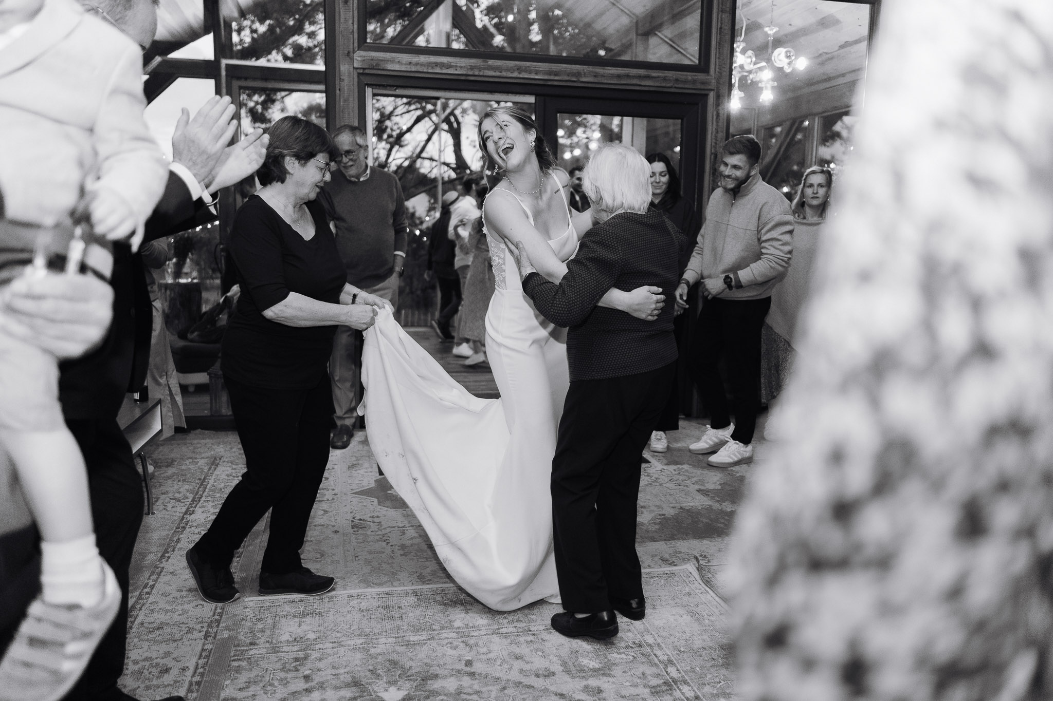 Hochzeit Framhouse Wandlitz, Freie Trauung, Hochzeitsfotografin Berlin, Emotionale ;Momente, Authentische Hochzeitsfotografie, Location, Reportagefotografie, Abendlicht, Brautpaarfoto, Tanzfläche, Braut mit Oma