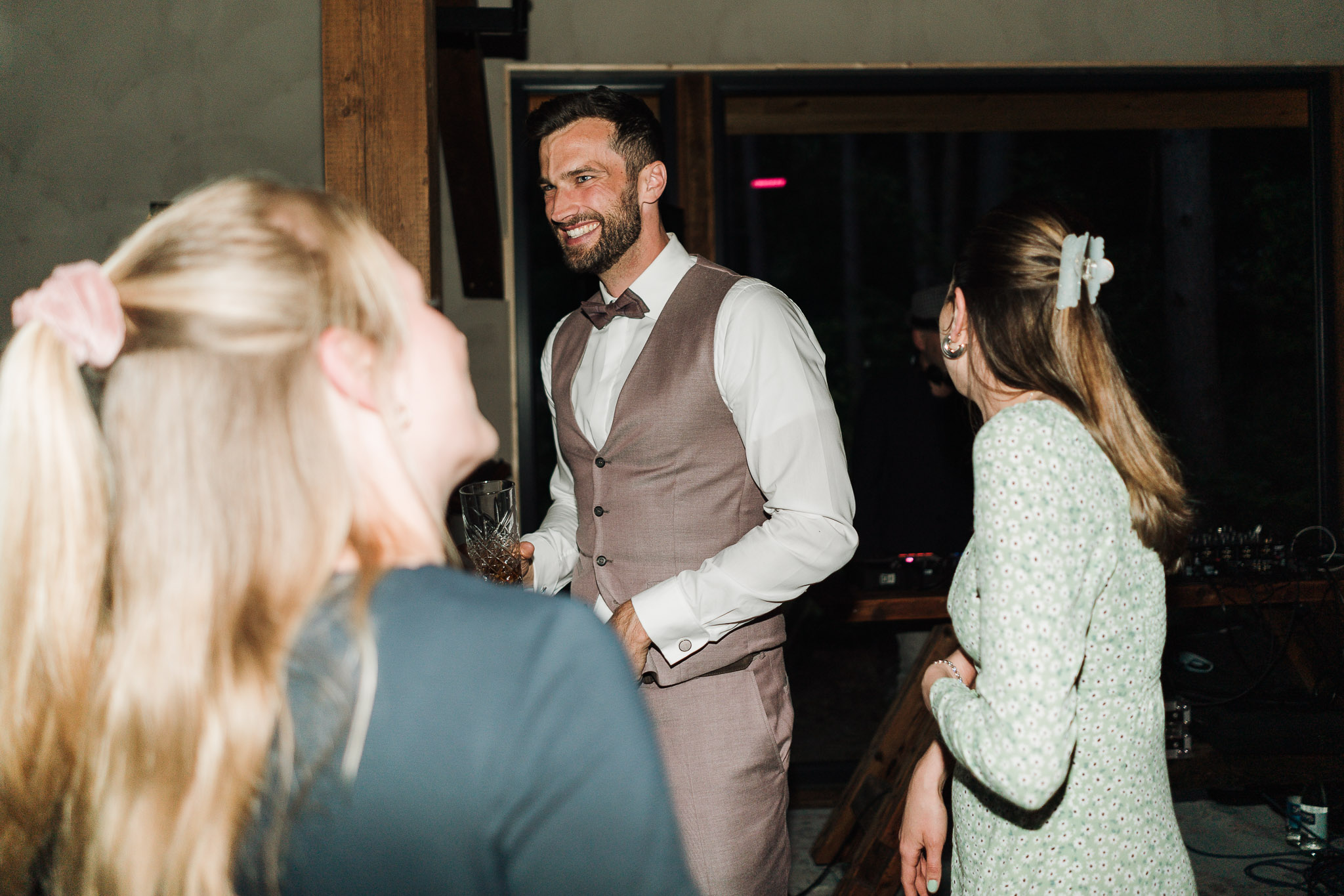 Hochzeit Framhouse Wandlitz, Freie Trauung, Hochzeitsfotografin Berlin, Emotionale ;Momente, Authentische Hochzeitsfotografie, Location, Reportagefotografie, Tanzfläche, Party-Fotografie
