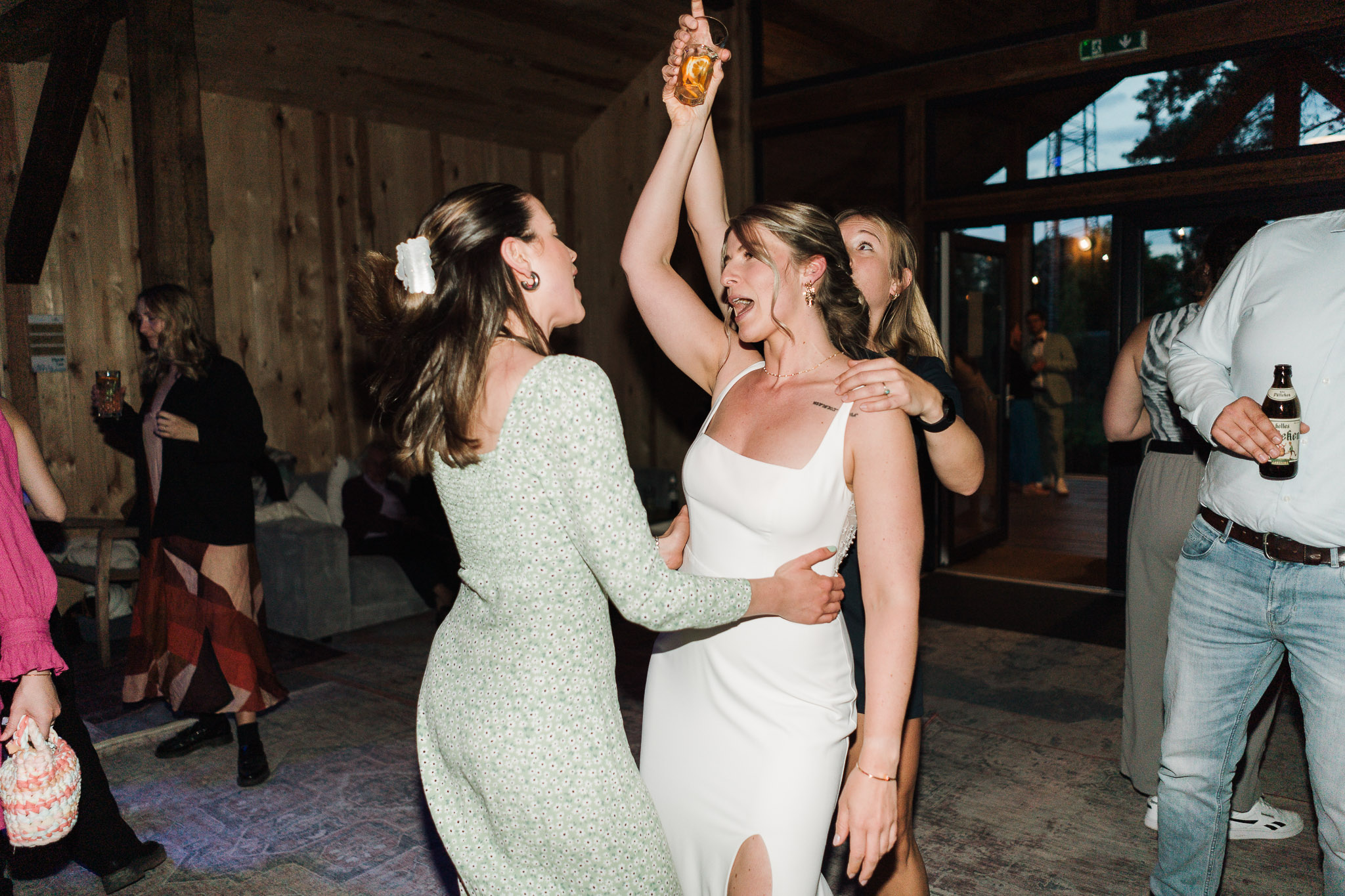 Hochzeit Framhouse Wandlitz, Freie Trauung, Hochzeitsfotografin Berlin, Emotionale ;Momente, Authentische Hochzeitsfotografie, Location, Reportagefotografie, Tanzfläche, Party-Fotografie