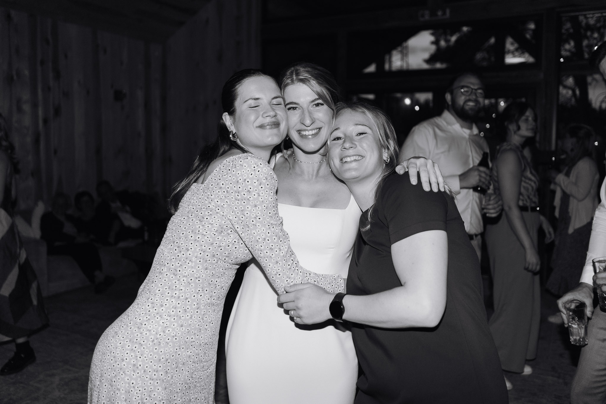 Hochzeit Framhouse Wandlitz, Freie Trauung, Hochzeitsfotografin Berlin, Emotionale ;Momente, Authentische Hochzeitsfotografie, Location, Reportagefotografie, Tanzfläche, Party-Fotografie