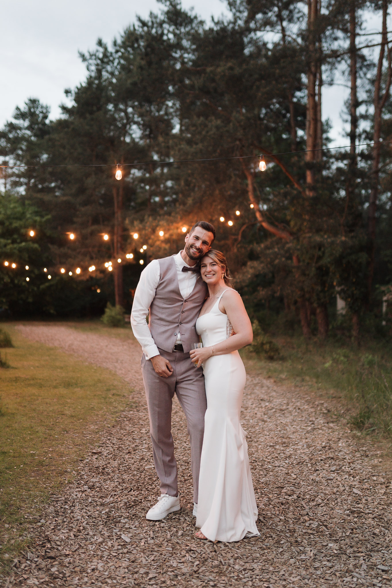 Hochzeit Framhouse Wandlitz, Freie Trauung, Hochzeitsfotografin Berlin, Emotionale ;Momente, Authentische Hochzeitsfotografie, Location, Reportagefotografie, Abendlicht, Brautpaarfoto