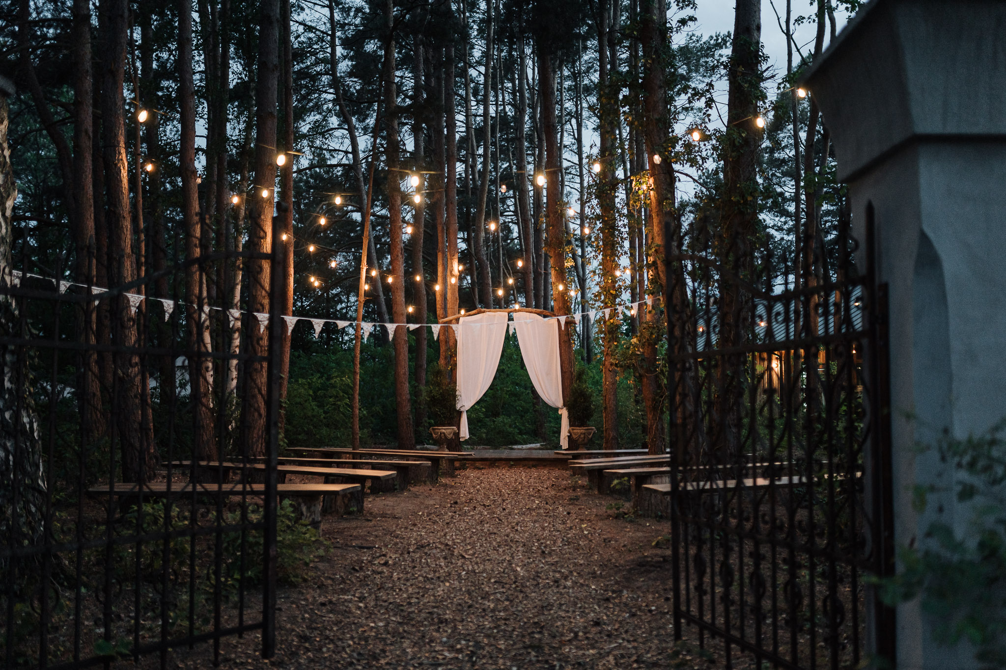 Hochzeit Framhouse Wandlitz, Freie Trauung, Hochzeitsfotografin Berlin, Emotionale ;Momente, Authentische Hochzeitsfotografie, Location, Reportagefotografie, Abendlicht