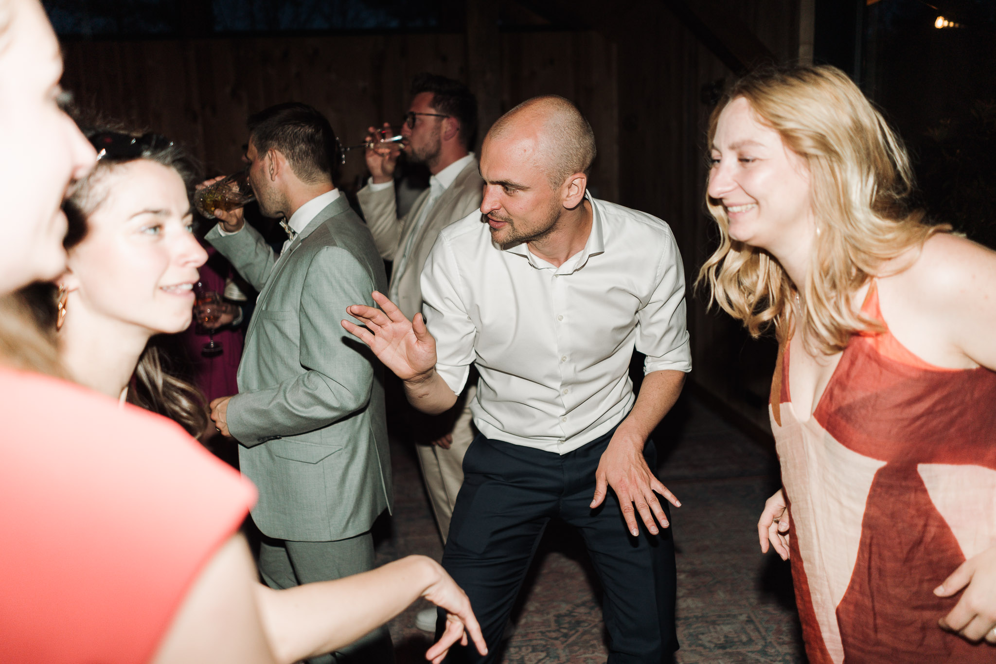 Hochzeit Framhouse Wandlitz, Freie Trauung, Hochzeitsfotografin Berlin, Emotionale ;Momente, Authentische Hochzeitsfotografie, Location, Reportagefotografie, Tanzfläche, Party-Fotografie